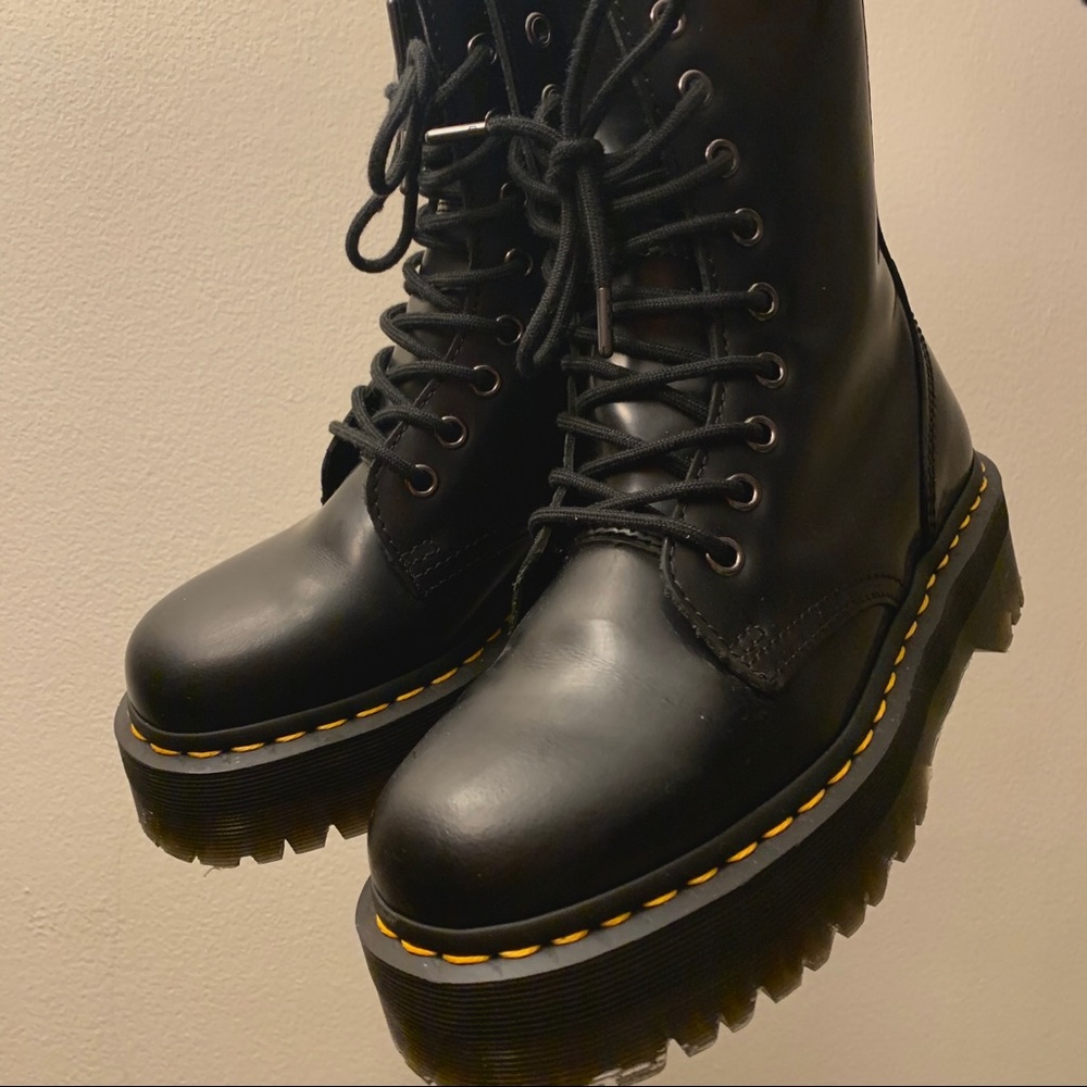 Dr. Martens Jadon Hi 10 eyes boots